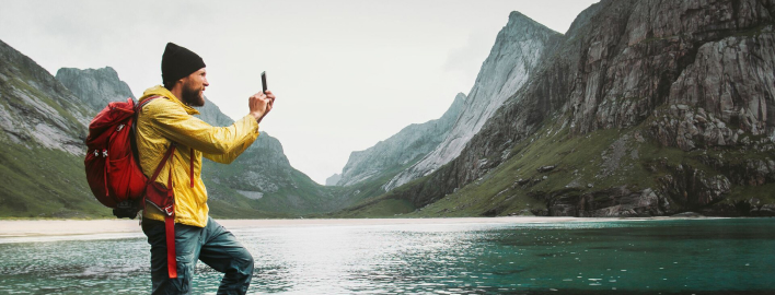 Fotografering med mobil ved sø og bjerge
